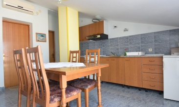 Kuća Pavica, Apartman 4+1 b, Jezera