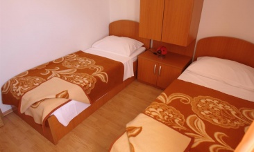 Kuća Andrija, Apartman 4+1 b, Jezera