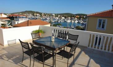 Kuća Dražen, Apartman 6+2, Jezera