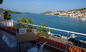 Kuća Karlita, Apartman 2+1 a, Tisno