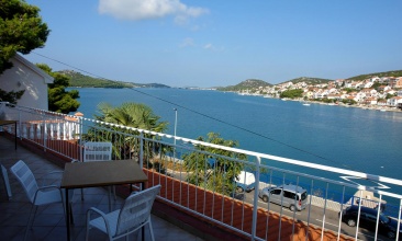 Kuća Karlita, Apartman 2+1 b, Tisno