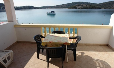 Kuća Karmela, Apartman 2+2 b, Tisno