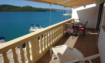 Kuća Karmela, Apartman 4+1 a, Tisno