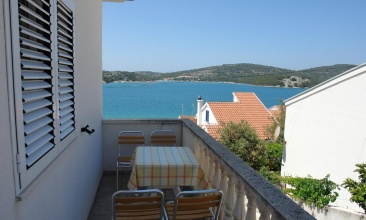 Kuća Ljubica, Apartman 2+2 b, Tisno