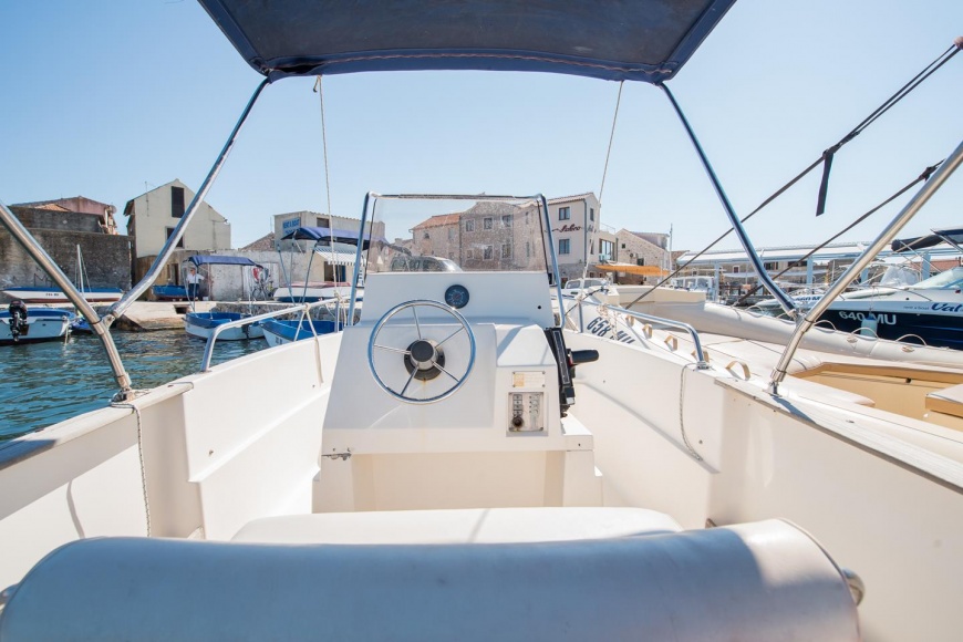 Elan 17cc - Mercury 75 ks - cockpit