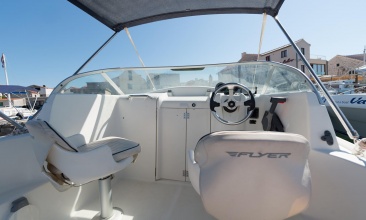 Bennetau Flyer 550 - Mercury 115 ks - cockpit