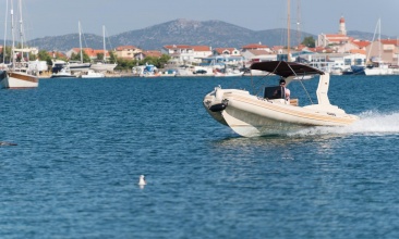 Najam glisera Solemar 61 sa motorom Yamaha 150 ks u mjestu Murter na Otoku Murteru