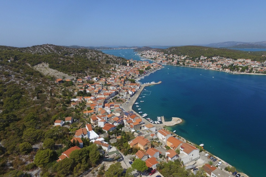 Kuće blizu plaže Iza Andrije