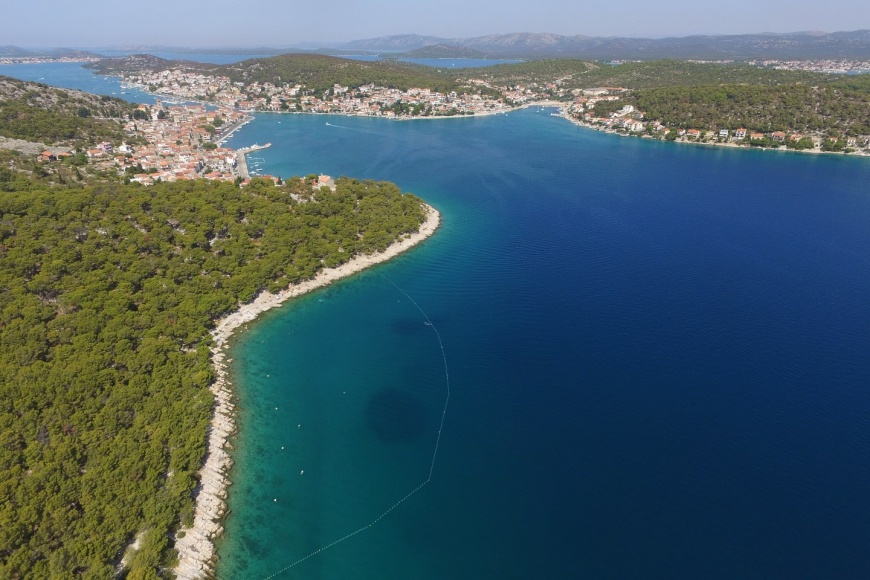 Plaža Iza Andrije i pogled na Tisno