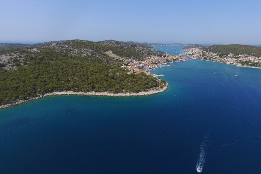 Plaža Iza Andrije i Tisno u daljini