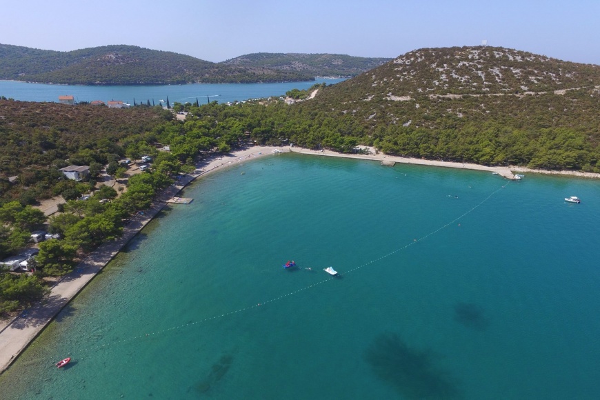 Uvala Jazina i pogled na Tisno
