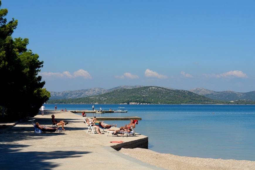 Sunčanje na plaži Jazina