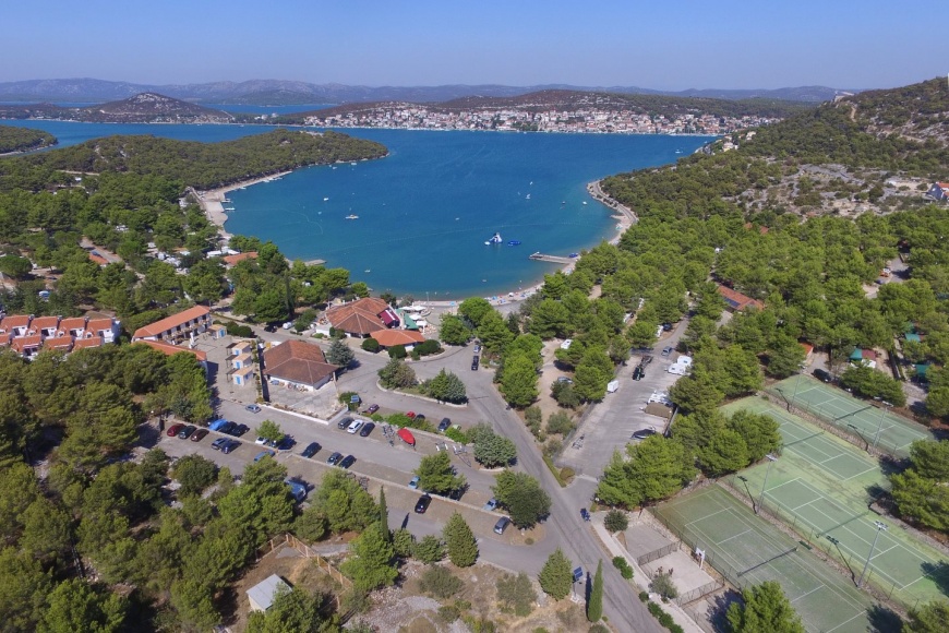 Uvala Lovišća sa kampom i apartmanskim naseljem