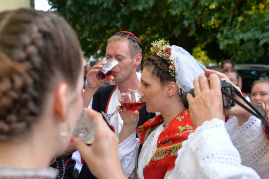 Mladoženja i mlada nazdravljaju na Murterskom piru