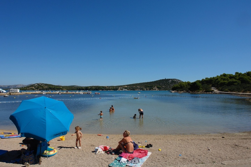 Sunčanje na plaži Plitka Vala