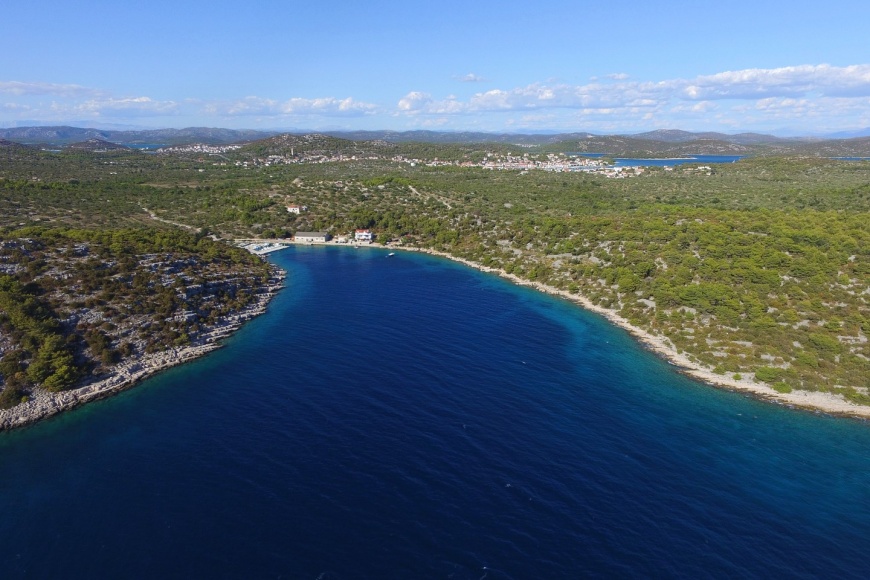 Uvala Sv Nikola i pogled na Jezera