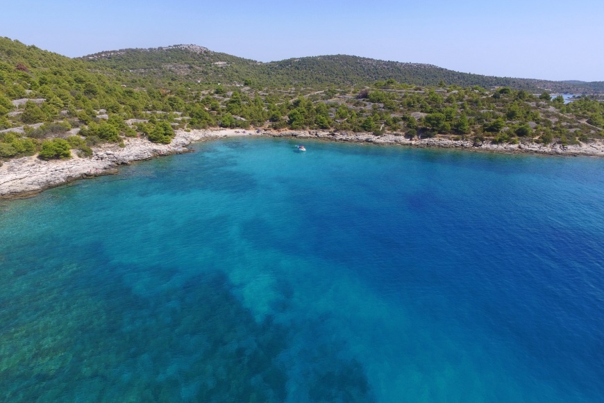 Kristalno čisto more na plaži Tužbine