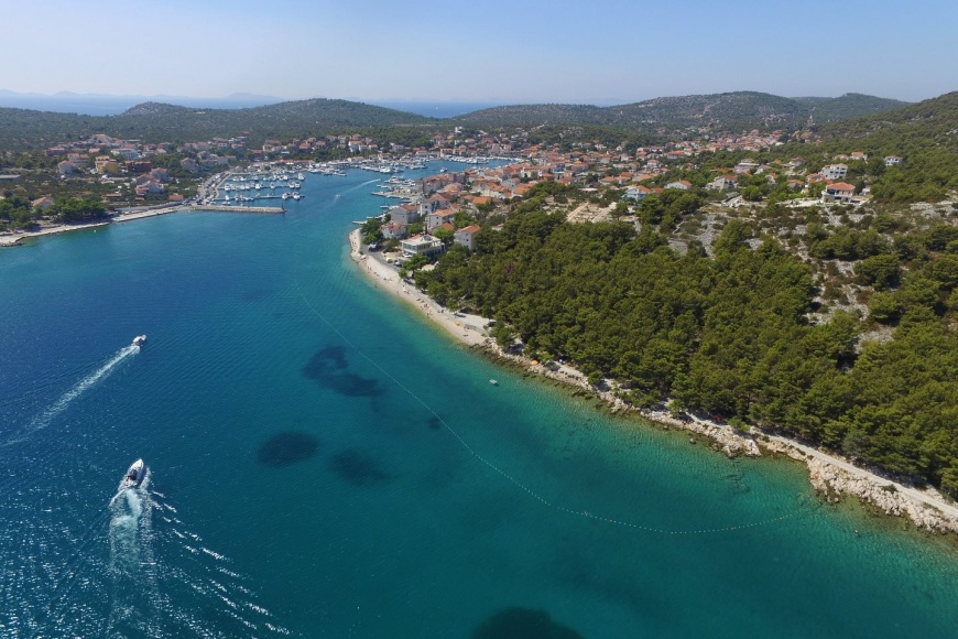 Plaža Zaratić i pogled na Jezera