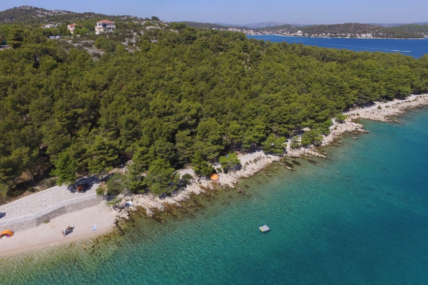 Borova šuma na plaži Zaratić 