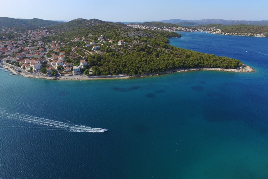 Plaža Zaratić i pogled na Tisno