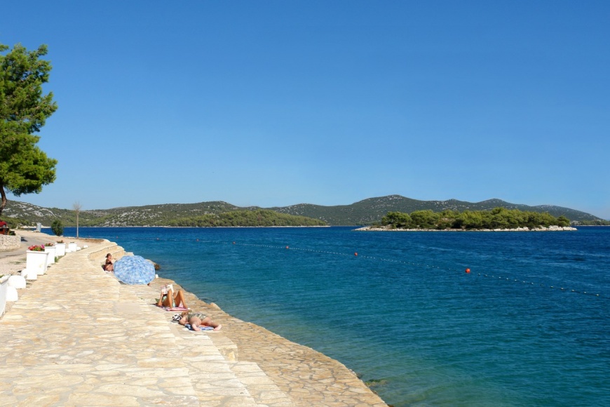 Blokovi za sunčanje na plaži Zaratić