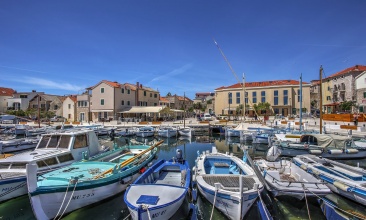Luka u centru Betine