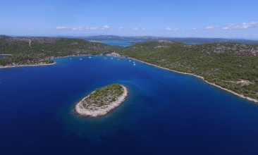 Otočić u uvali Kosirina