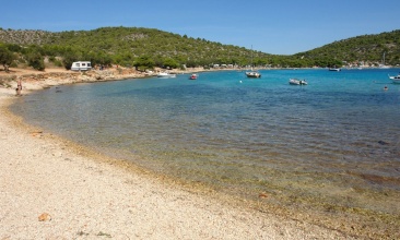Šljunčana uvalica na plaži Kosirina