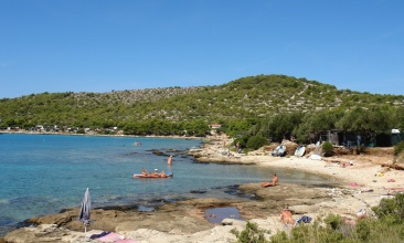 Kupači na plaži Kosirina