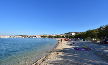 Plaža Luke, hlad stabala tamrisa