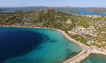 Plaža Podvrške i putić do poluotoka Školjić