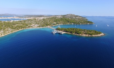 Uvala Podvrške sa poluotokom Školjić