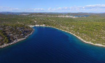Uvala Sv Nikola i pogled na Jezera
