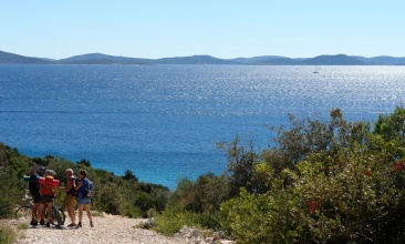 Biciklisti na putu za plažu Vrtiluka