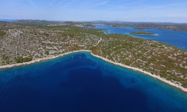 Uvala Vrtiluka i pogled na Jezera