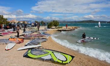 Jedrenje na dasci sa plaže Bilave